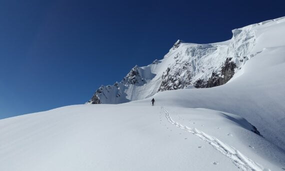Sneeuw op top berg