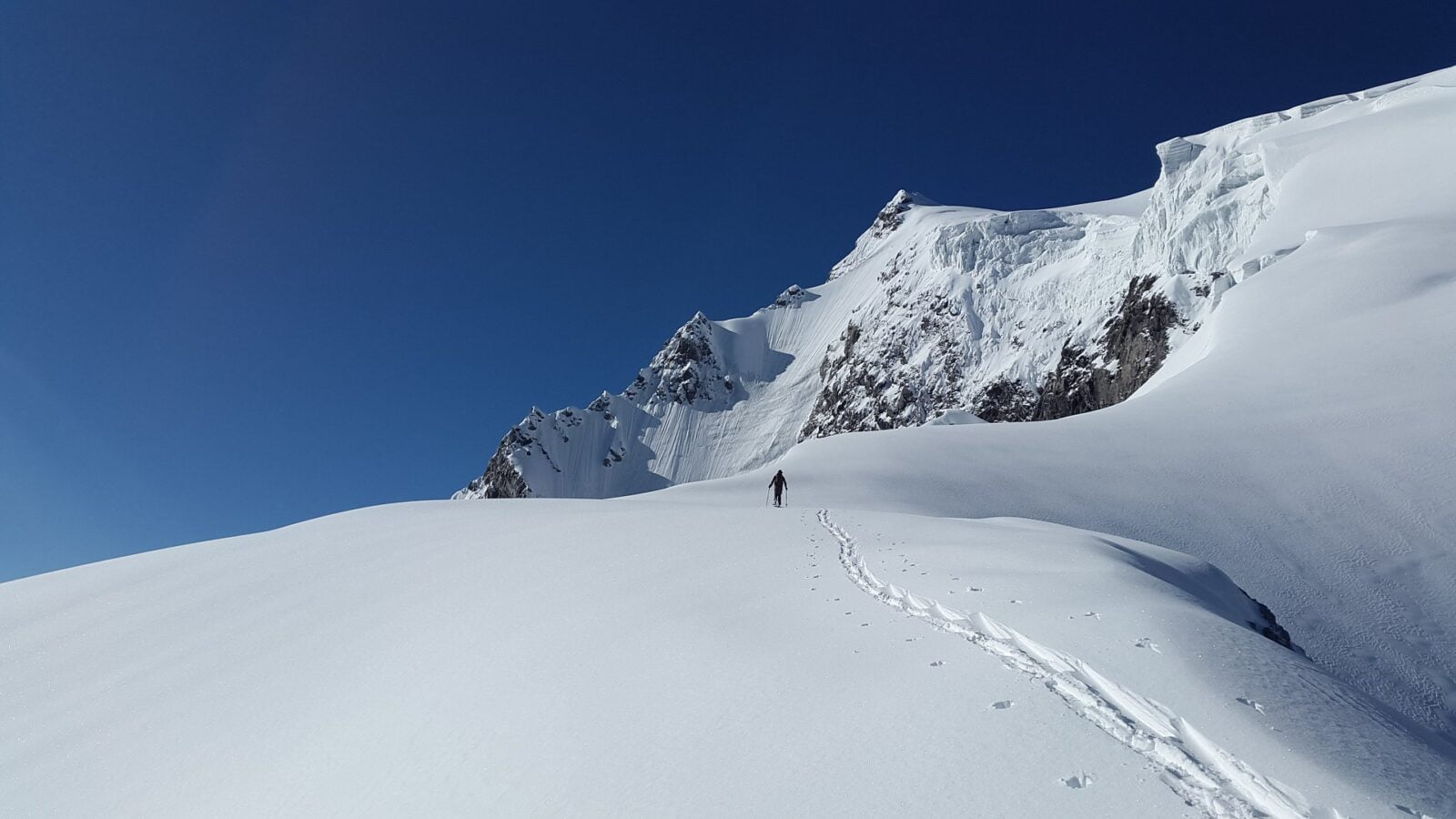 Sneeuw op top berg