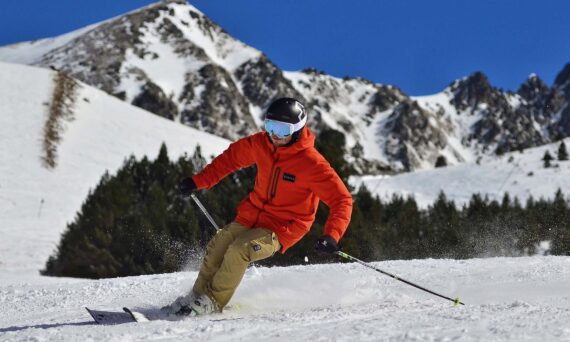 Skieer met rode jas