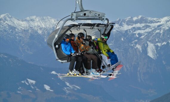 Mensen in skilift
